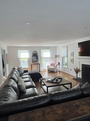 Smart TV, fireplace, video games, table tennis