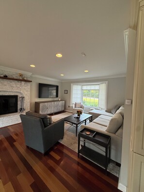 تلفزيون ذكي، مدفأة، ألعاب فيديو، تنس طاولة