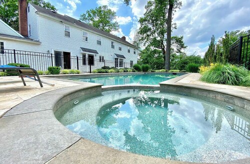 Spacious 5-bedroom house, with pool and hot tub, 2 miles from Aronimink