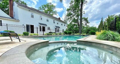 Spacious 5-bedroom house, with pool and hot tub, 2 miles from Aronimink