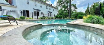 Spacious 5-bedroom house, with pool and hot tub, 2 miles from Aronimink