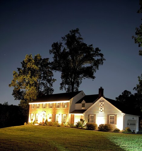 Spacious 5-bedroom house, with pool and hot tub, 2 miles from Aronimink