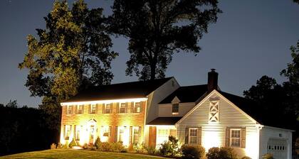 Spacious 5-bedroom house, with pool and hot tub, 1 mile from Aronimink