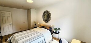 1 habitación, tabla de planchar con plancha, wifi y ropa de cama 