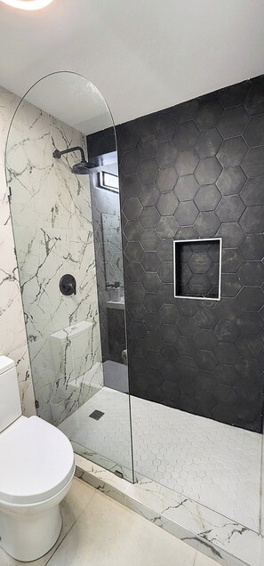 Secadora de cabello, toallas, jabón, papel de baño 