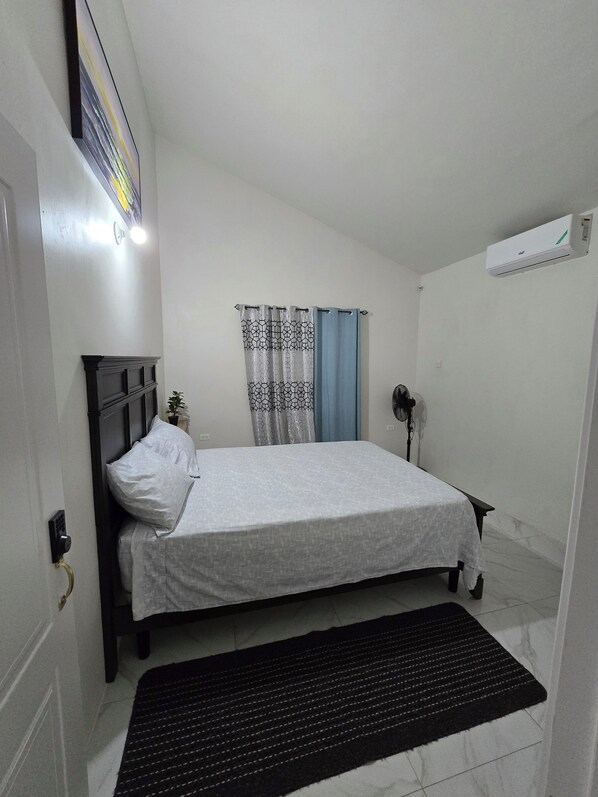 2 عدّة غرف نوم ومكواة/لوح كي وواي فاي وملاءات أسرّة