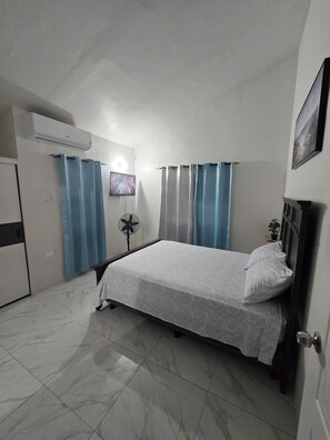 2 habitaciones, tabla de planchar con plancha, wifi y ropa de cama 