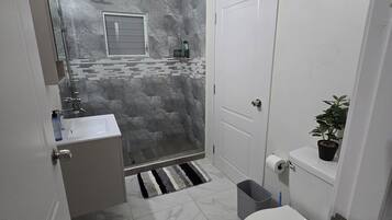 Dusche, Handtücher, Seife, Toilettenpapier