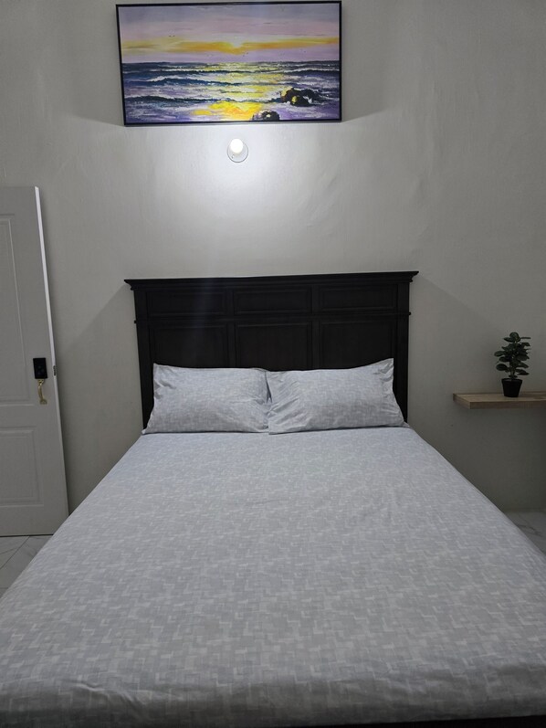 Iron/ironing board, WiFi, bed sheets