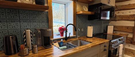 Jääkaappi, mikroaaltouuni, uuni, liesi