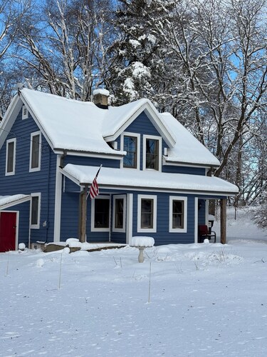 Fully restored 1855 Log Cabin, a modern-rustic retreat