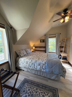 3 bedrooms, desk, WiFi, bed sheets