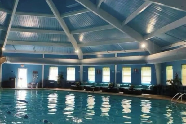 Inomhuspool och utomhuspool