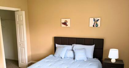 Pet Friendly 2-bdrm condo conveniently located in Newington easy highway access