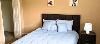 Pet Friendly 2-bdrm condo conveniently located in Newington easy highway access