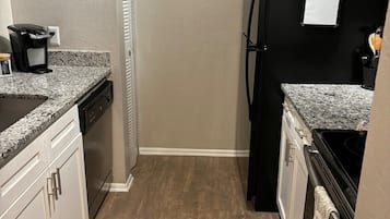 Coffee/tea maker, fridge, microwave, stovetop