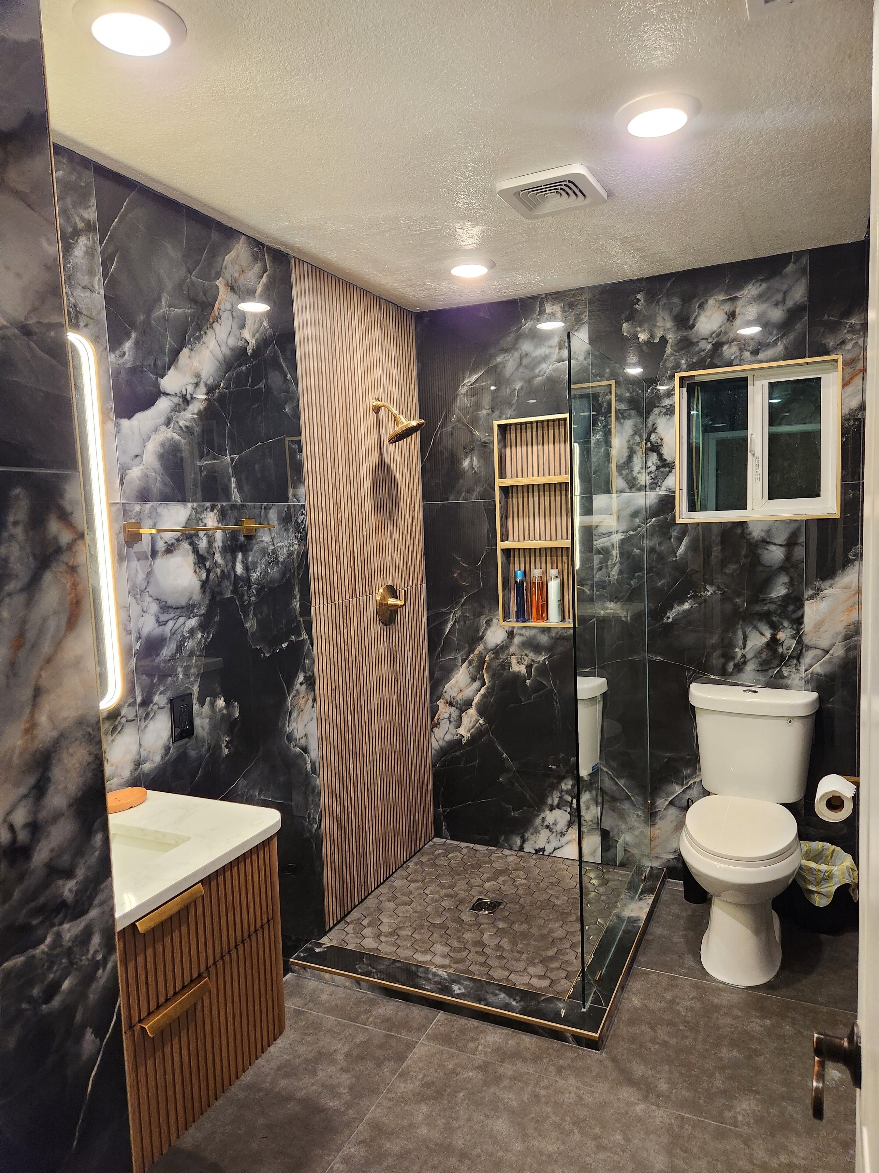 Hiustenkuivaaja, pyyhkeet, saippua, vessapaperi