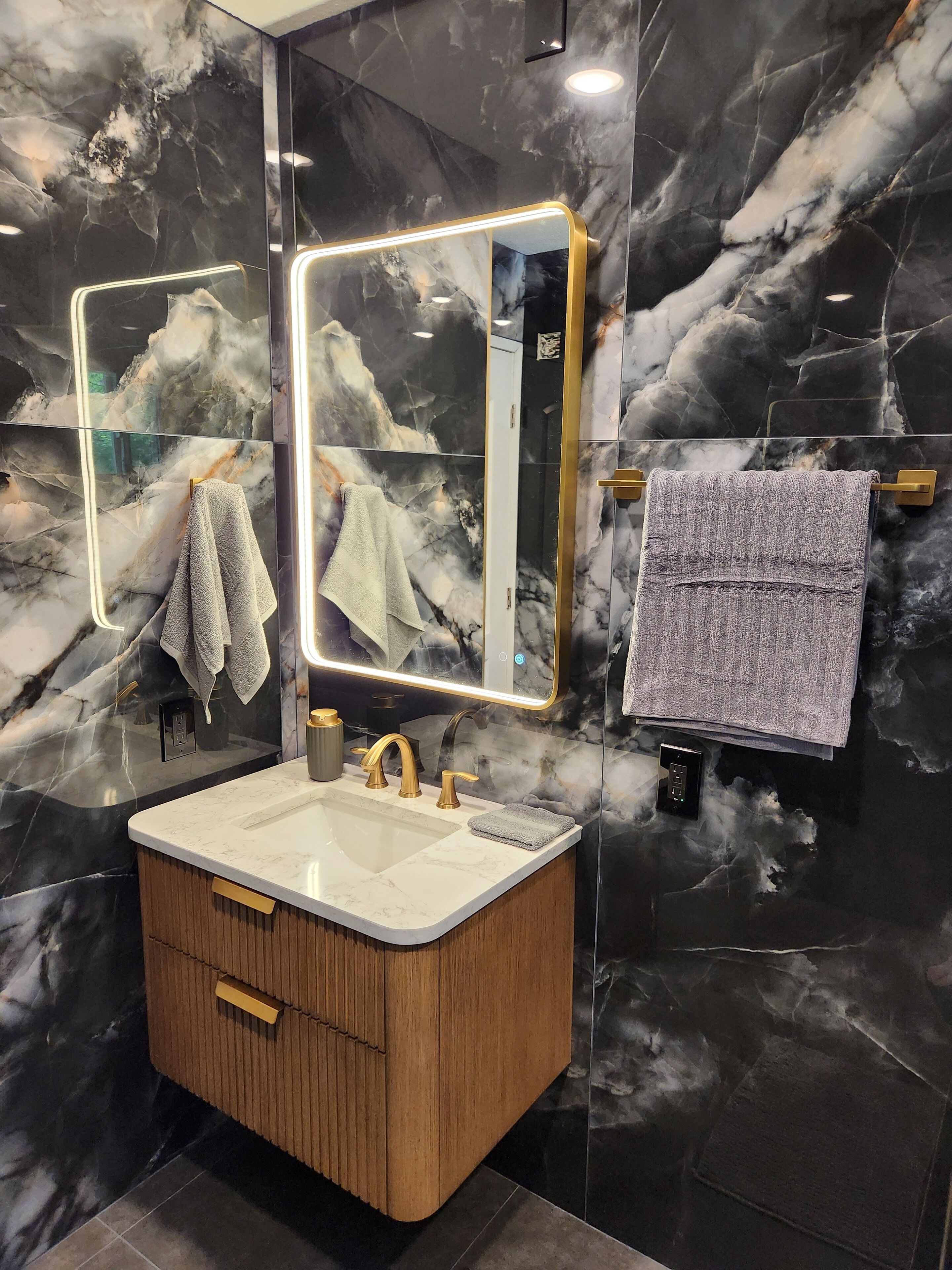 Haartrockner, Handtücher, Seife, Toilettenpapier