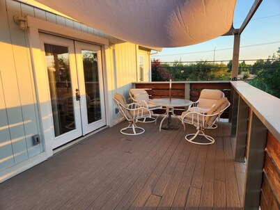 Cozy 2-bedroom with balcony