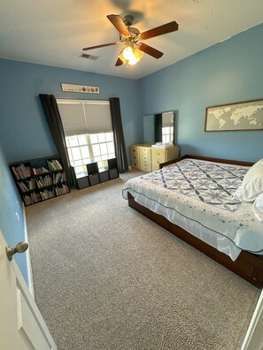 3 habitaciones, tabla de planchar con plancha, wifi y ropa de cama 