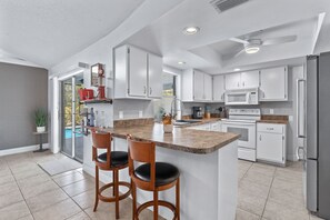 Mikrovågsugn, ugn, spishäll och diskmaskin