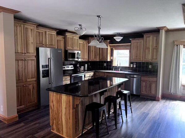 Kjøleskap, mikrobølgeovn, ovn og kokeplater