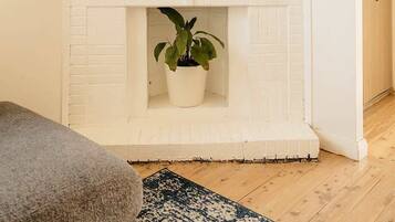 Una televisión, una oficina