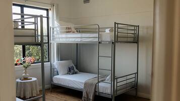 3 bedrooms, iron/ironing board, WiFi, bed sheets