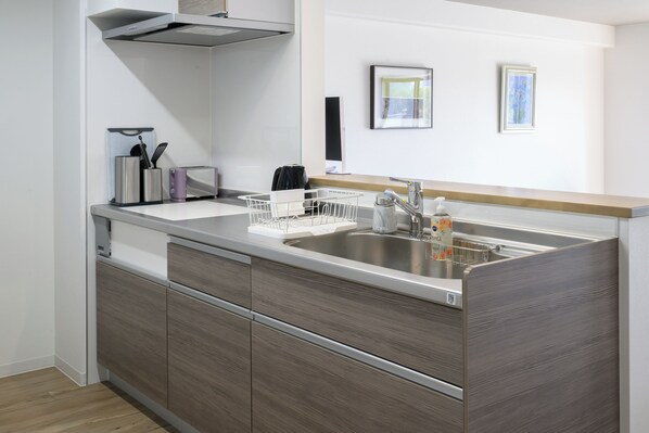 Full-sized fridge, microwave, electric kettle, cookware/dishes/utensils