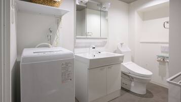 Combined shower/tub, free toiletries, hair dryer, towels