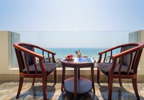 Deluxe tweepersoonskamer, uitzicht op het strand | Terras