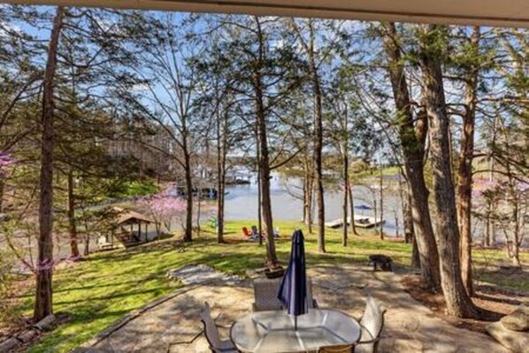 Outdoor dining - Lakefront Retreat | Hot Tub | Kayaks | Near Marina (Semora)