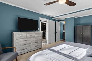 3 bedrooms, WiFi, bed sheets - Lakefront Retreat | Hot Tub | Kayaks | Near Marina (Semora)