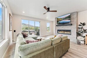 Fernseher, Kamin, Stereoanlage, Arbeitsbereiche