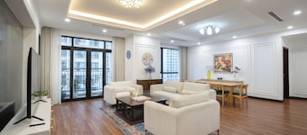 Royal City HaNoi Chic 3BR apt w/ pool view