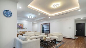 Una sala de estar moderna con un sofá grande, una mesa de centro y un tapete estampado.