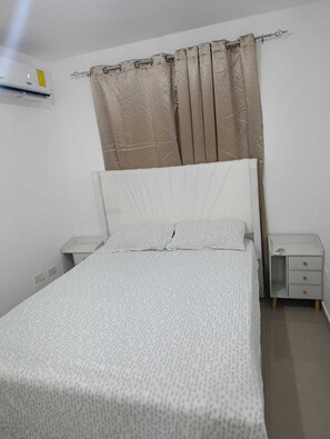 Eenvoudig appartement | Verduisterende gordijnen, een strijkplank/strijkijzer