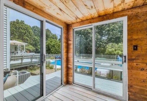 The Harvard Retreat – Pool, Sauna, Fireplaces & Family Comfort