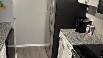 Cafetera y tetera, refrigerador, microondas y horno