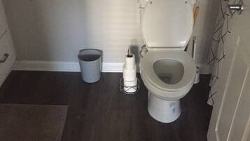 Een haardroger, handdoeken