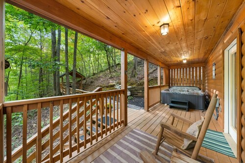 Stylish Cabin-Hot Tub, Lake Access & Game Loft