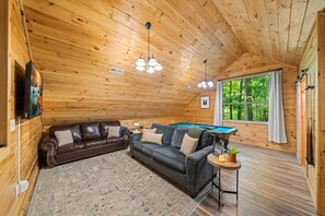 Smart-TV, Kamin, Videospiele, Tischfußball