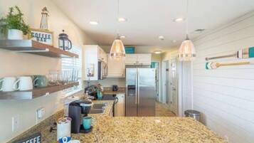 Refrigerador, microondas, lavavajillas y tostadora