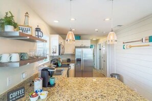 Refrigerador, microondas, lavavajillas y tostadora 