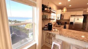 Kjøleskap, mikrobølgeovn, oppvaskmaskin og brødrister