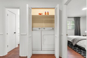 3 chambres, fer et planche à repasser, Wi-Fi, draps fournis