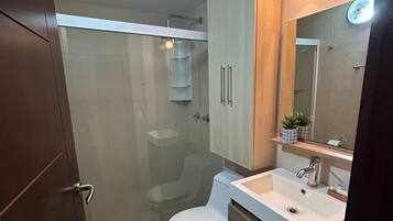 Dusche, Handtücher, Seife, Toilettenpapier