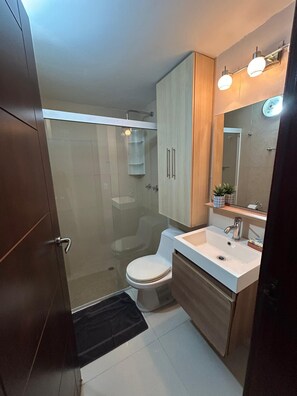 Shower, towels, soap, toilet paper - Enjoyment at Playa El Angel (Pampatar)