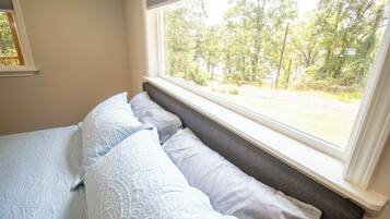 2 slaapkamers, een strijkplank/strijkijzer, internet, beddengoed