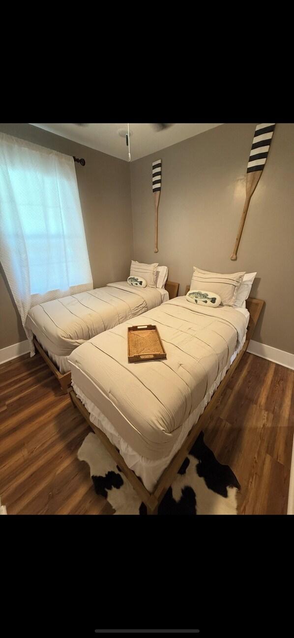 3 bedrooms, iron/ironing board, WiFi, bed sheets